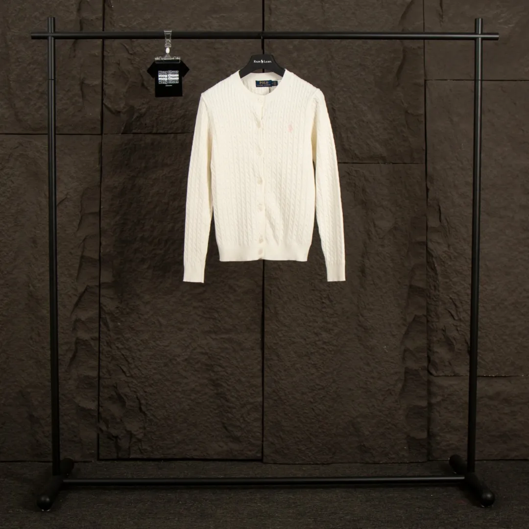 P196 Actual photo [Evergreen for all seasons] Style number: 25123# Color: black/navy blue/almond/white Size: S-XL - Ralph Lauren/Ralph Lauren 2025FW Zhao Lusi's same solid color logo knitted versatile fine twist knitted buttoned long-sleeved cardigan - RL's classic fine twist cardigan 21S quality cotton yarn A cardigan that can be worn in all seasons Can be matched inside or outside Simple and clean basic color matching The upper body is clean and flawless. The comfort brought by imported cotton yarn is soft. An item that cannot be rejected.